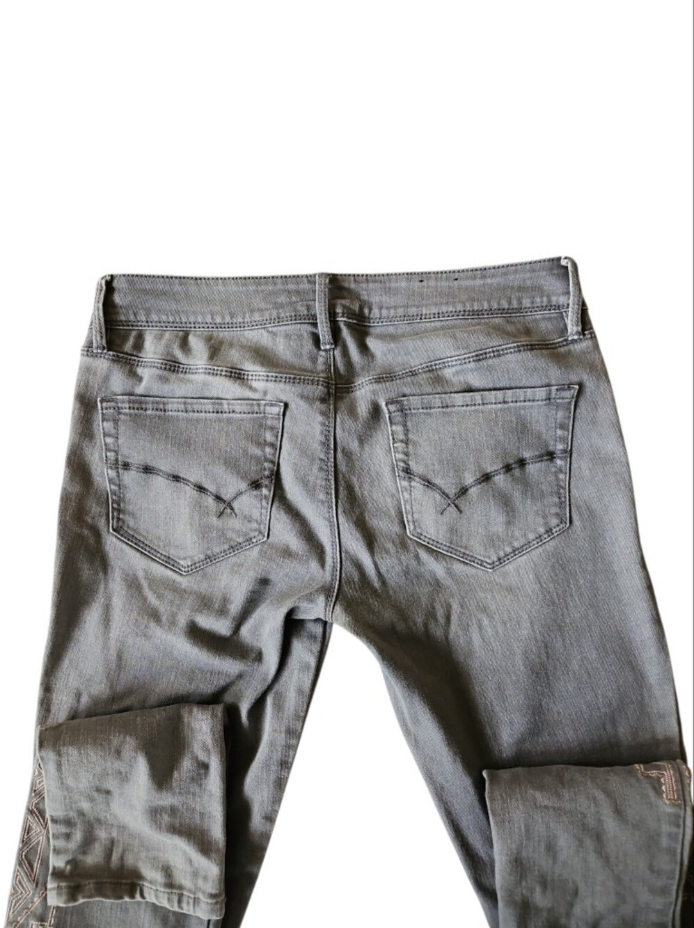 Bullhead Black Trading Co Gray Aztec Embroidered Capri Jeans Size 5 Y2K Boho - Picture 4 of 6